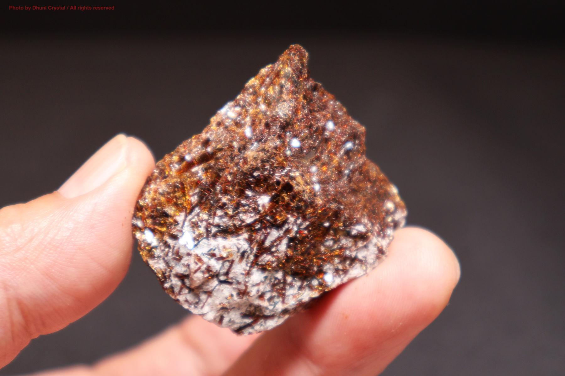 アストロフィライト 星状結晶が輝く希少鉱物