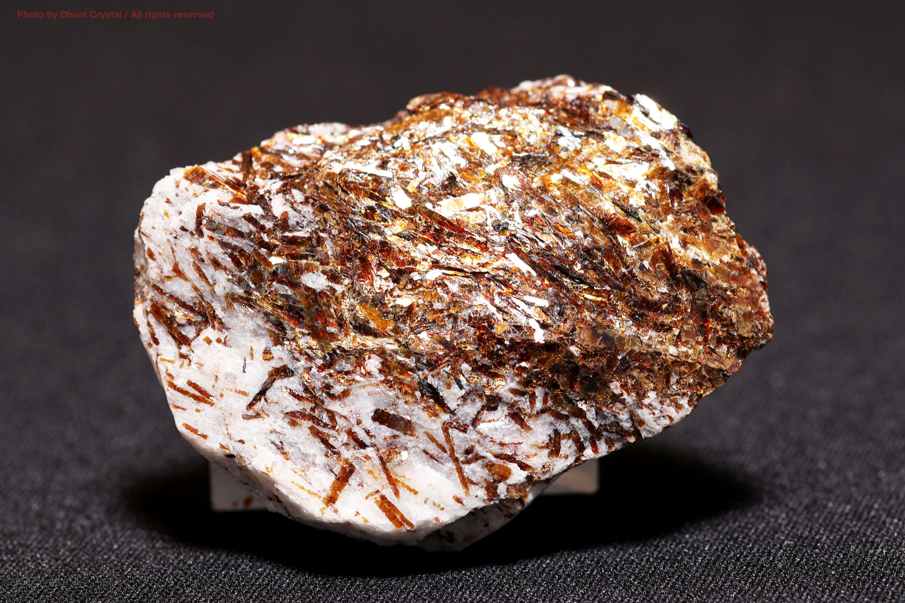 アストロフィライト 星状結晶が輝く希少鉱物