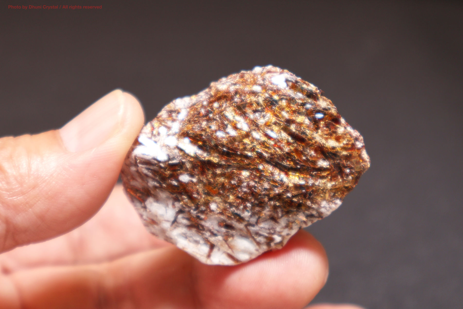 アストロフィライト 星状結晶が輝く希少鉱物