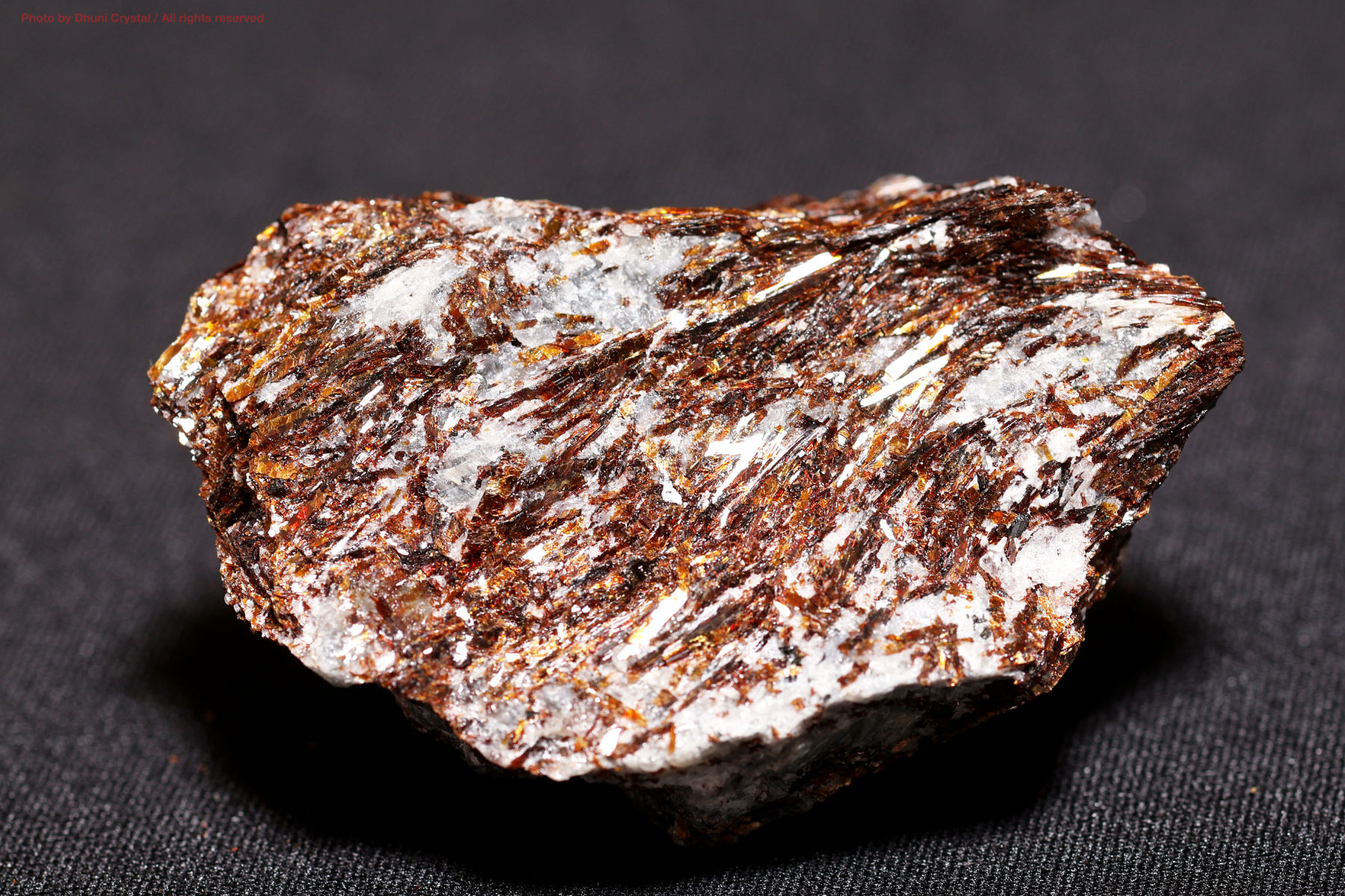 アストロフィライト 星状結晶が輝く希少鉱物