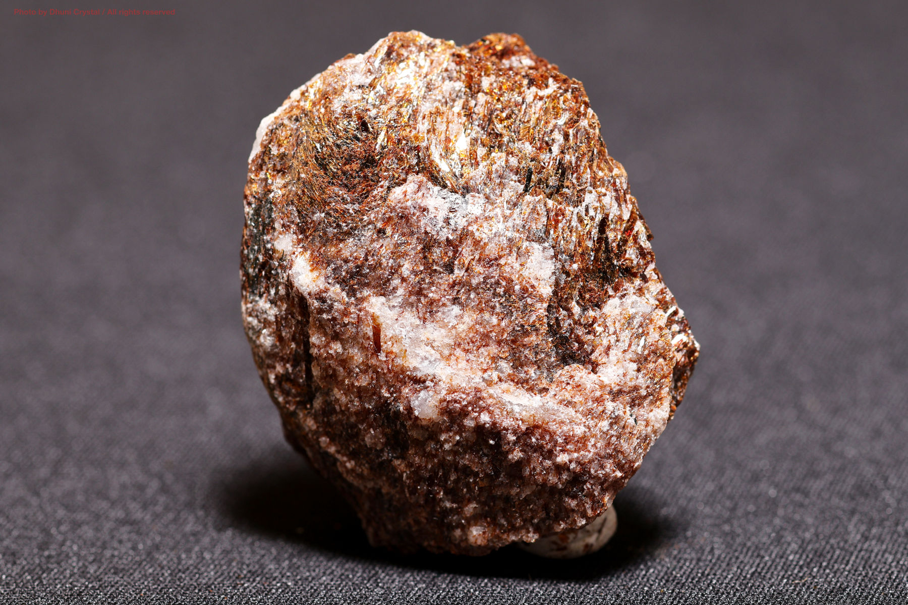 アストロフィライト 星状結晶が輝く希少鉱物