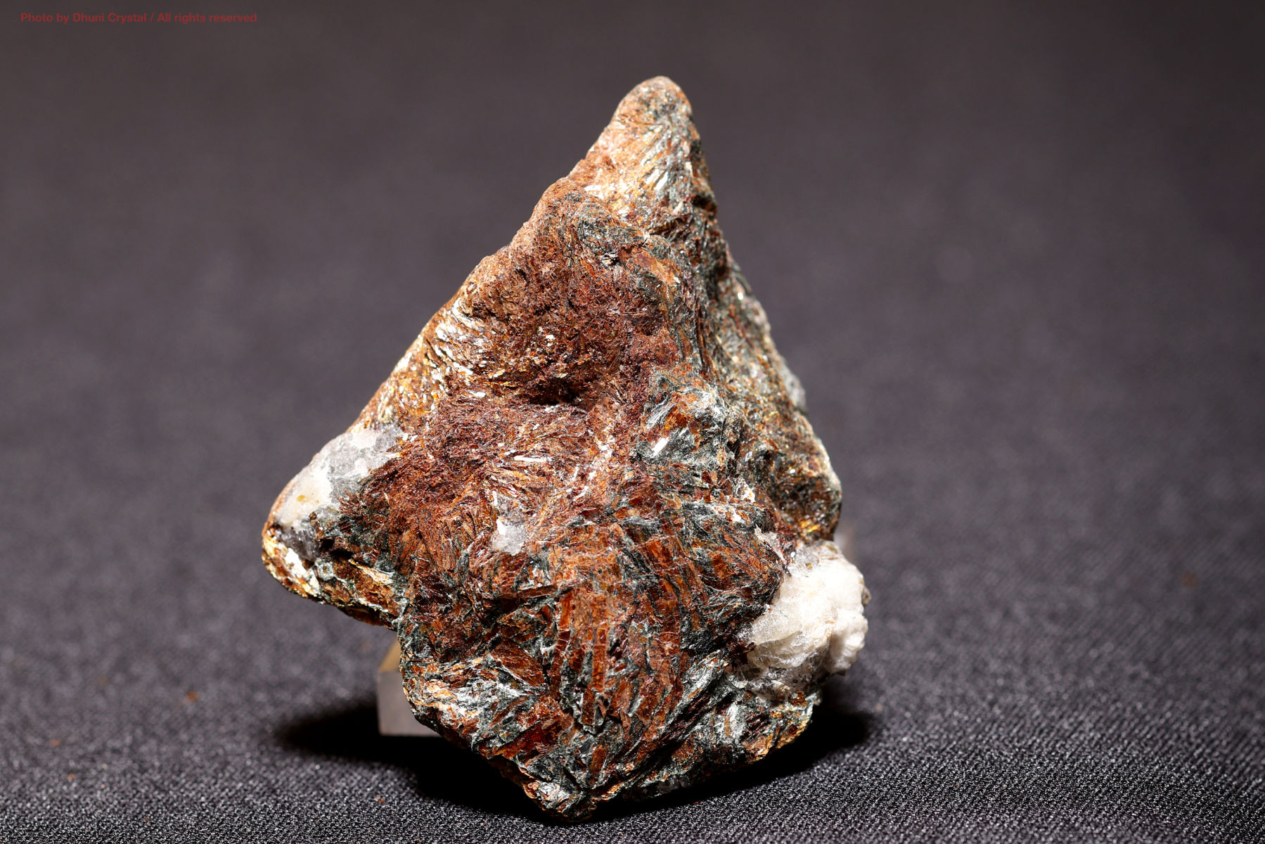 アストロフィライト 星状結晶が輝く希少鉱物