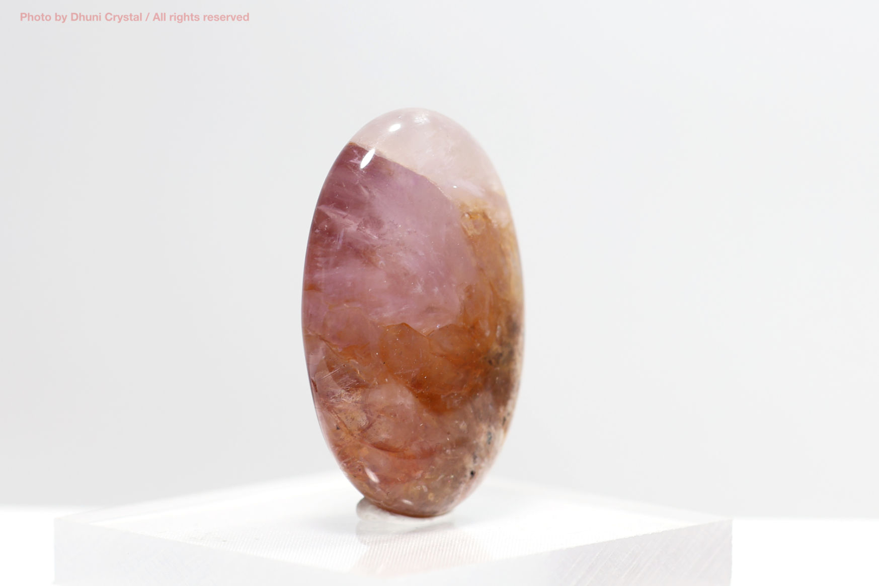 オーラスターライト23の原石 正面から見た結晶