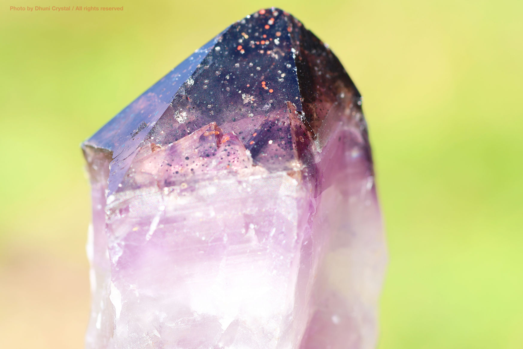 オーラスターライト23の原石 正面から見た結晶