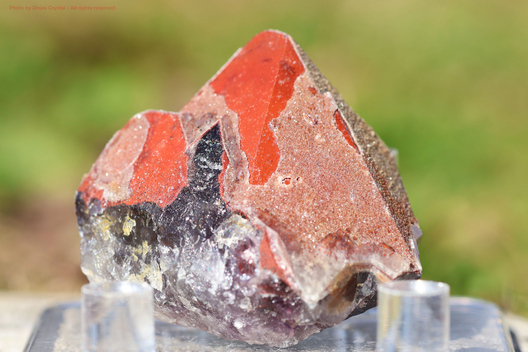 オーラスターライト23の原石 正面から見た結晶