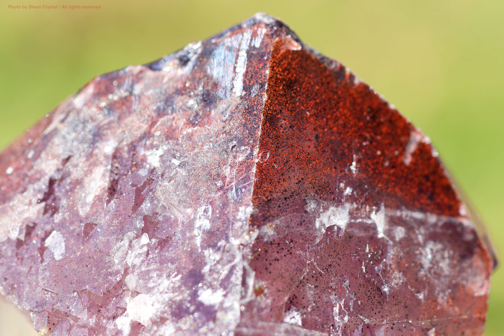 オーラスターライト23の原石 正面から見た結晶