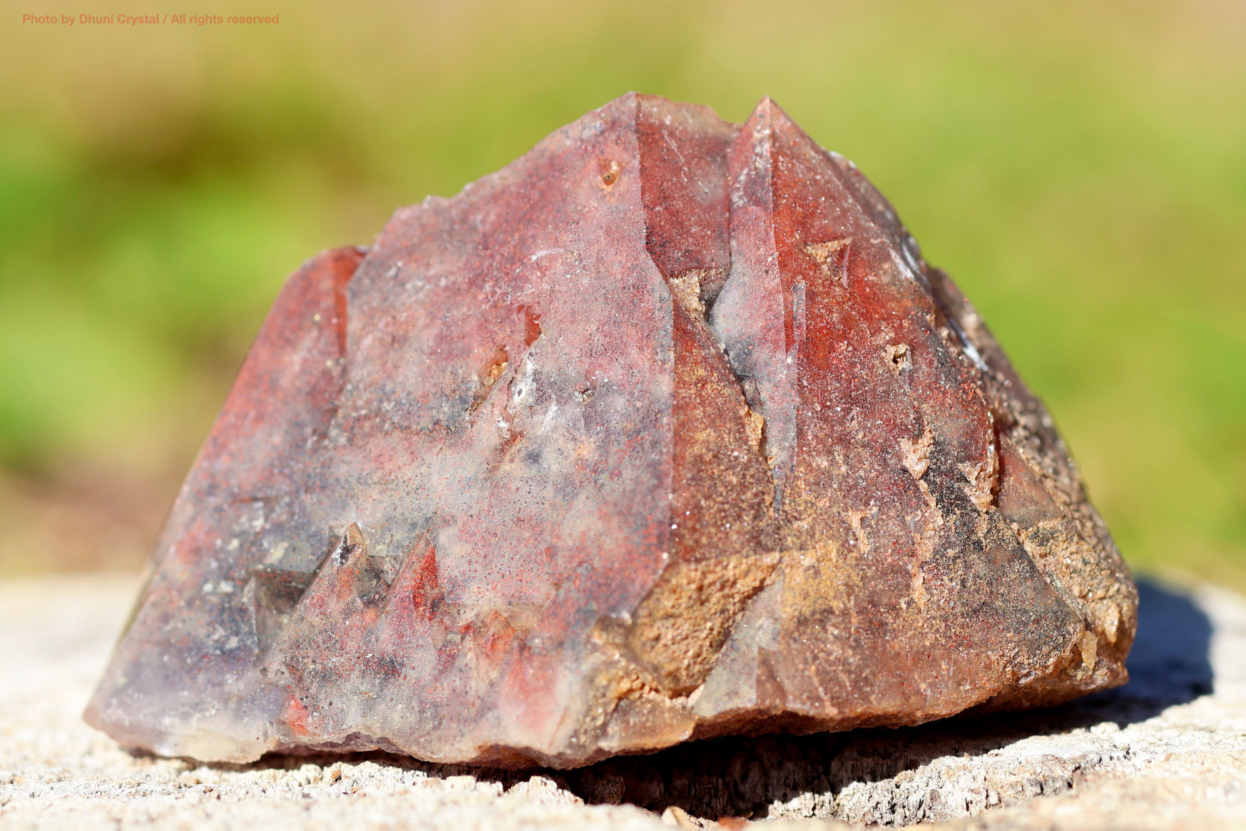 オーラスターライト23の原石 正面から見た結晶