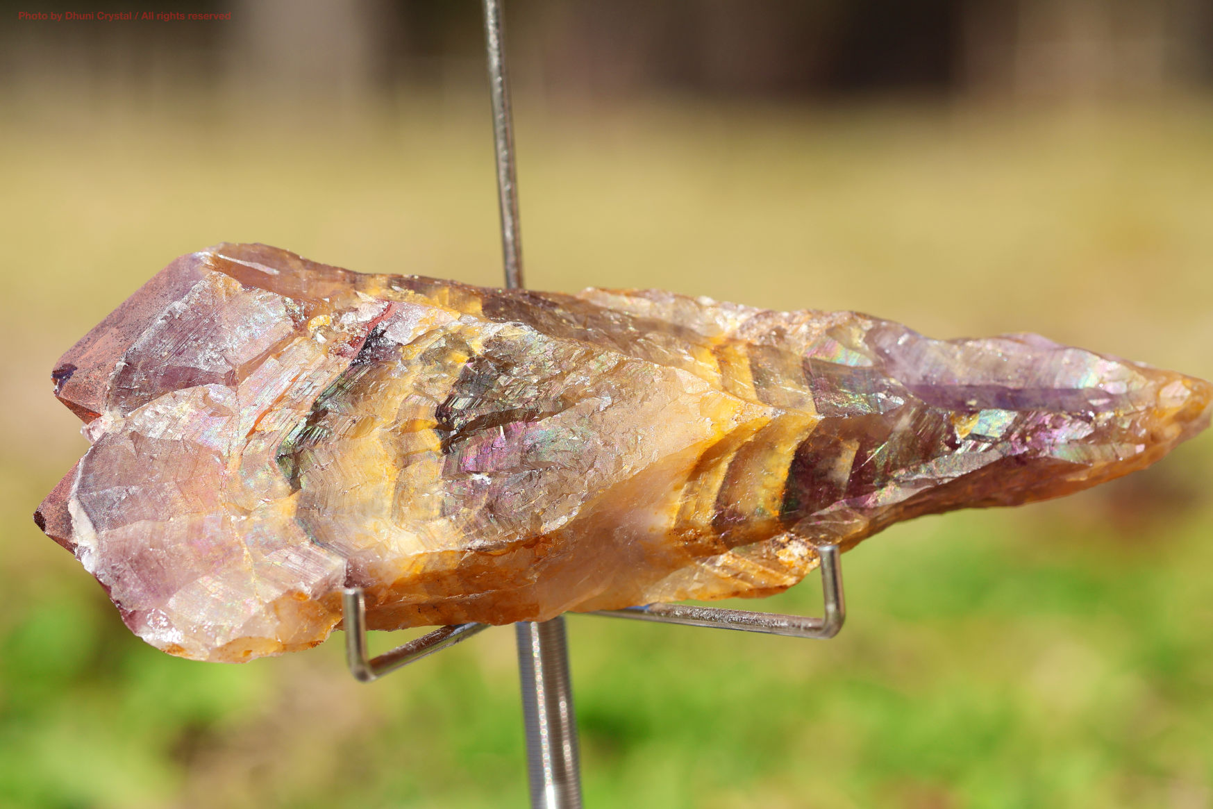 オーラスターライト23の原石 正面から見た結晶