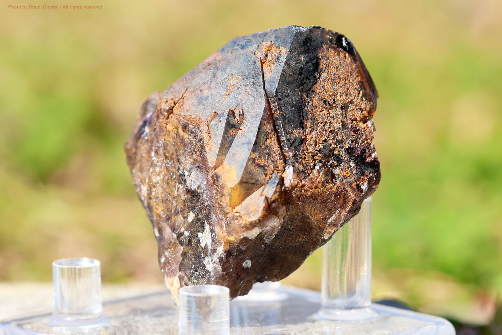 オーラスターライト23の原石 正面から見た結晶