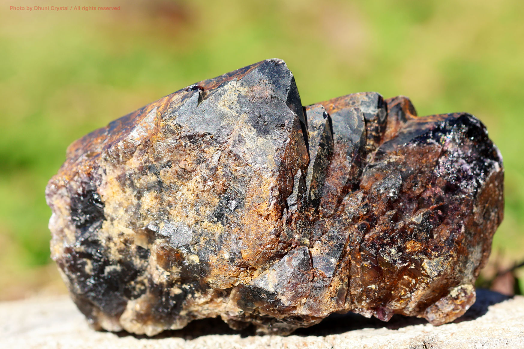 オーラスターライト23の原石 正面から見た結晶