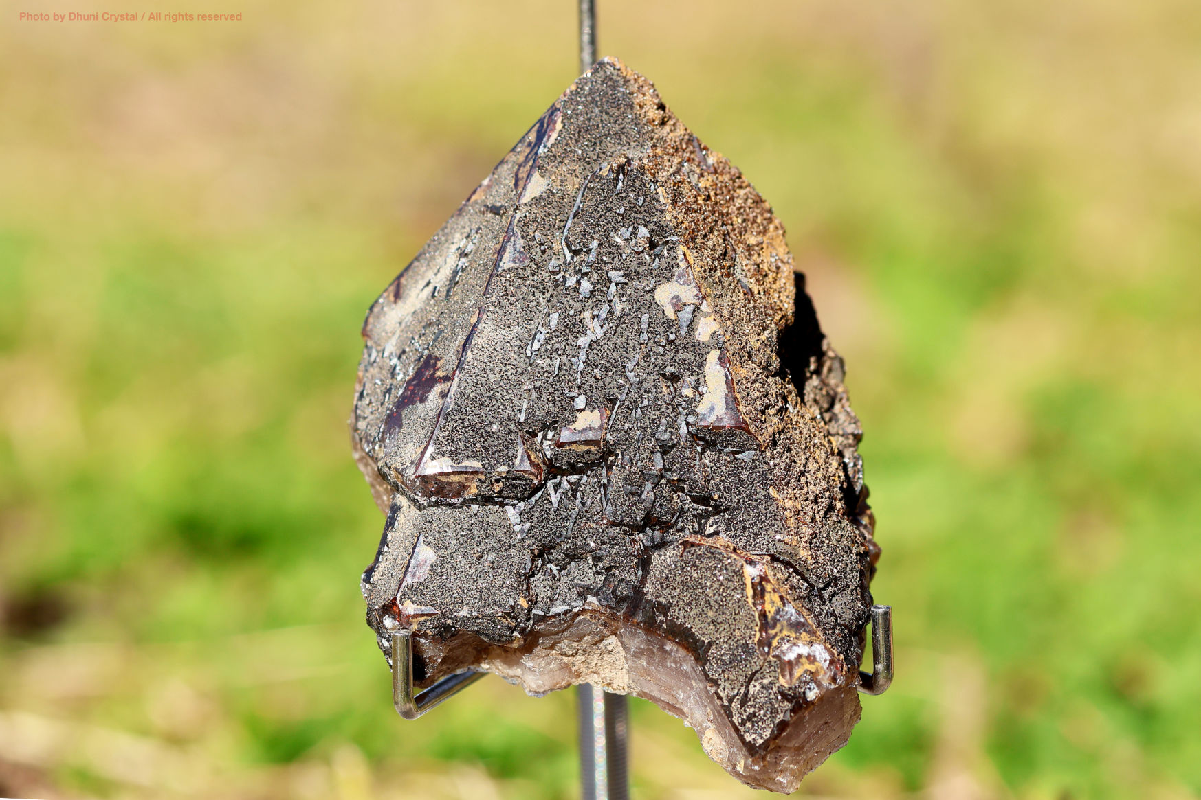 オーラスターライト23の原石 正面から見た結晶