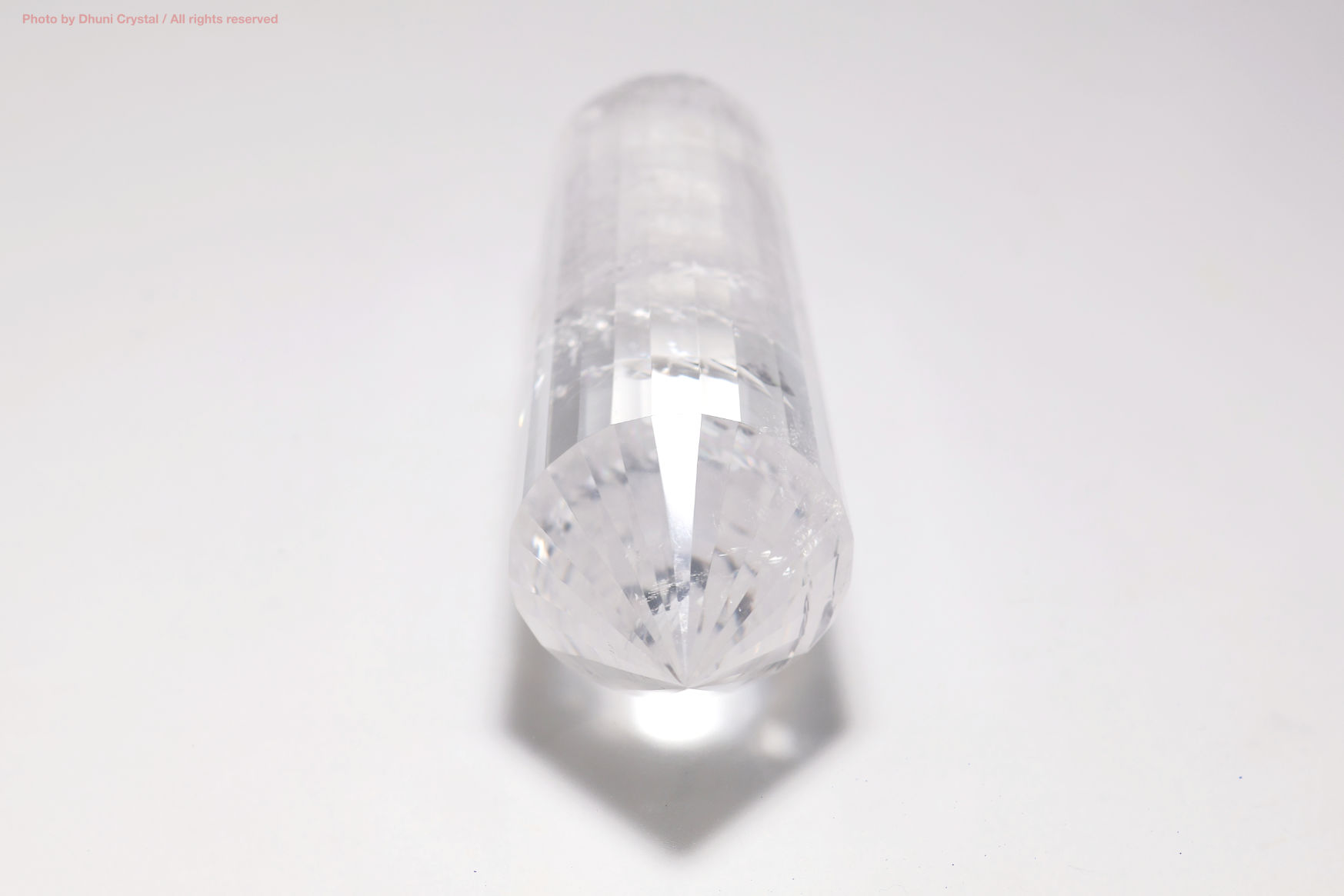 ヴォーゲル水晶を側面から撮影した写真