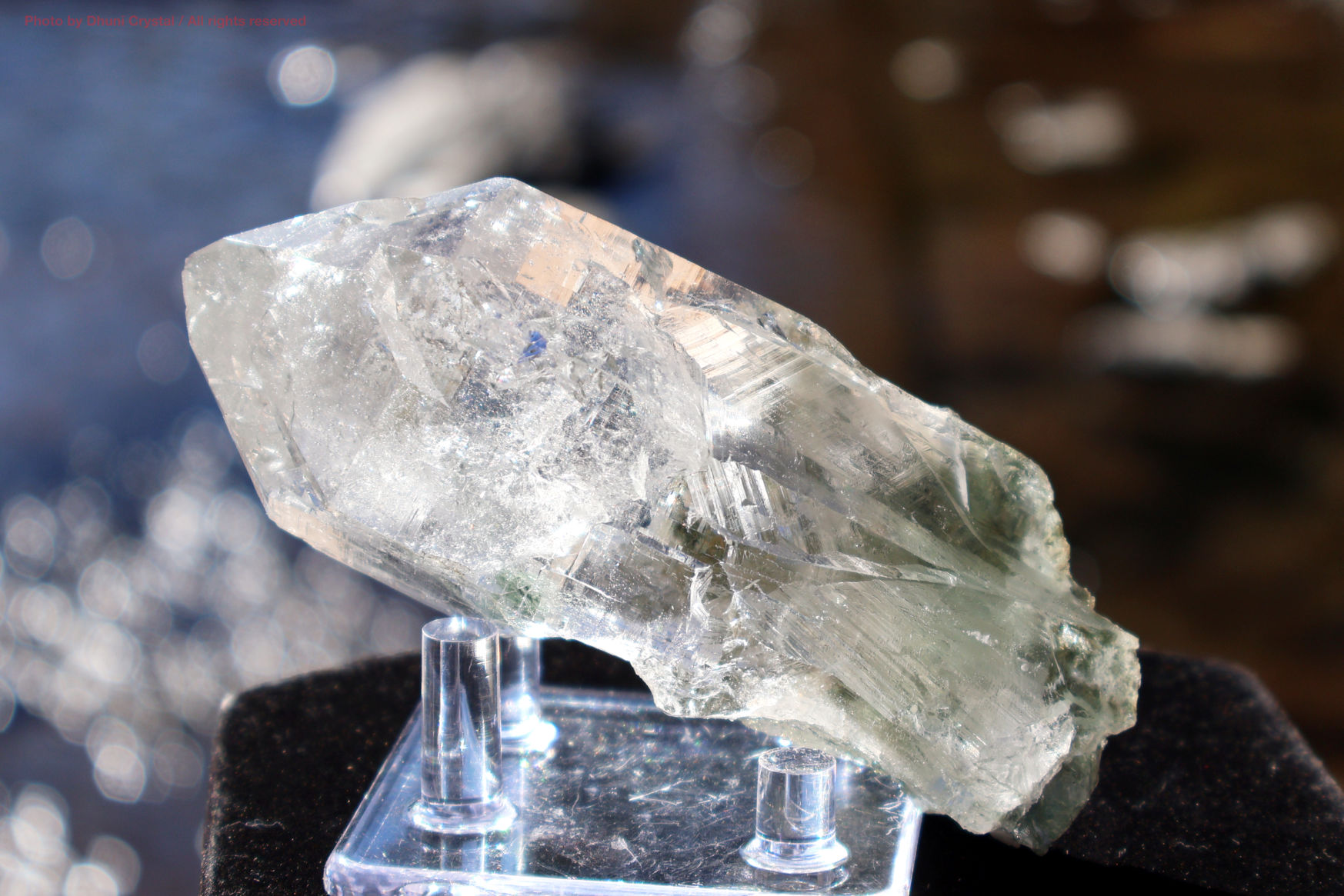 マニハール産ヒマラヤ水晶の斜めから見た結晶の透明感