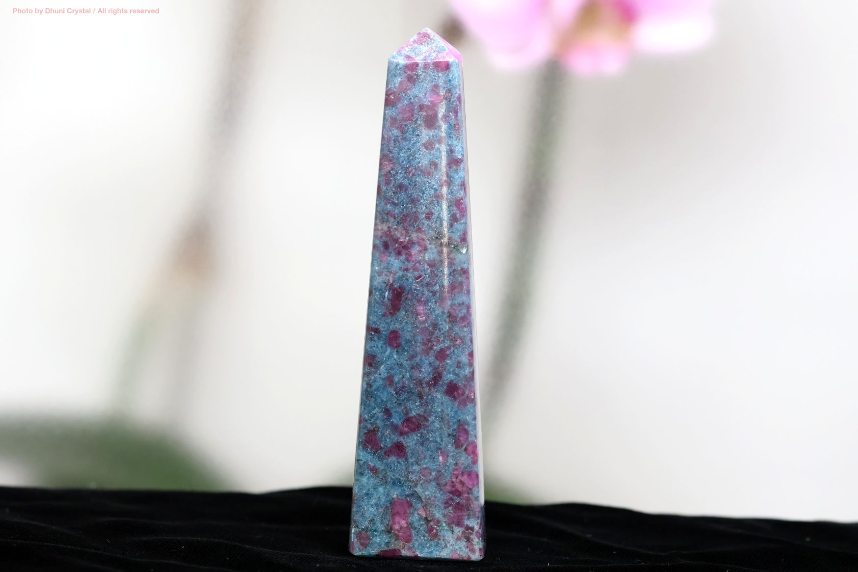 ルビーインカイヤナイトの正面写真” loading=